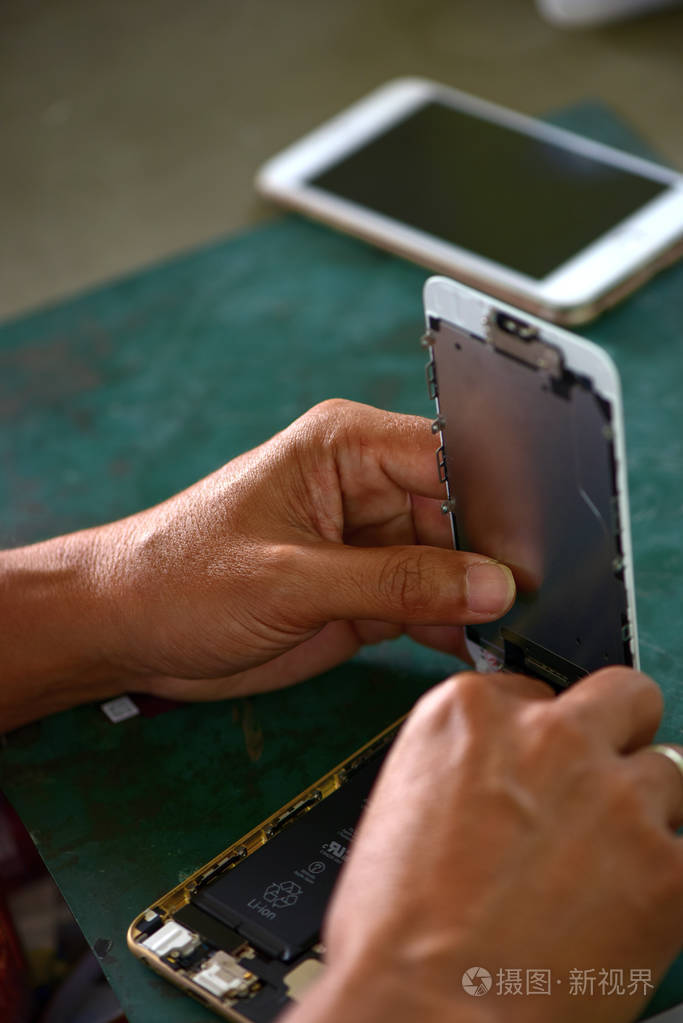 有经验的测试人员和检查手机.