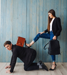 standonallfours女孩把脚踩在房间里的人身上照片