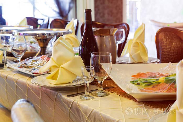 提供宴会用餐桌,酒杯和餐盘