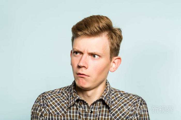 惊讶惊讶的茫然目瞪口呆的人看着侧身