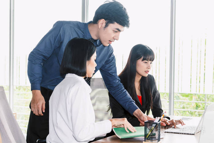 集团业务洽谈和工作与新的启动项目在办公室. 业务概念