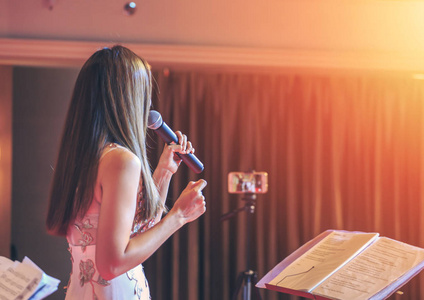 舞台上唱歌图片