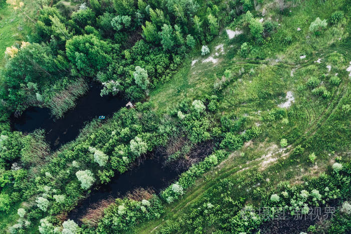 自然景观与绿树,森林和湖泊的空中俯视图