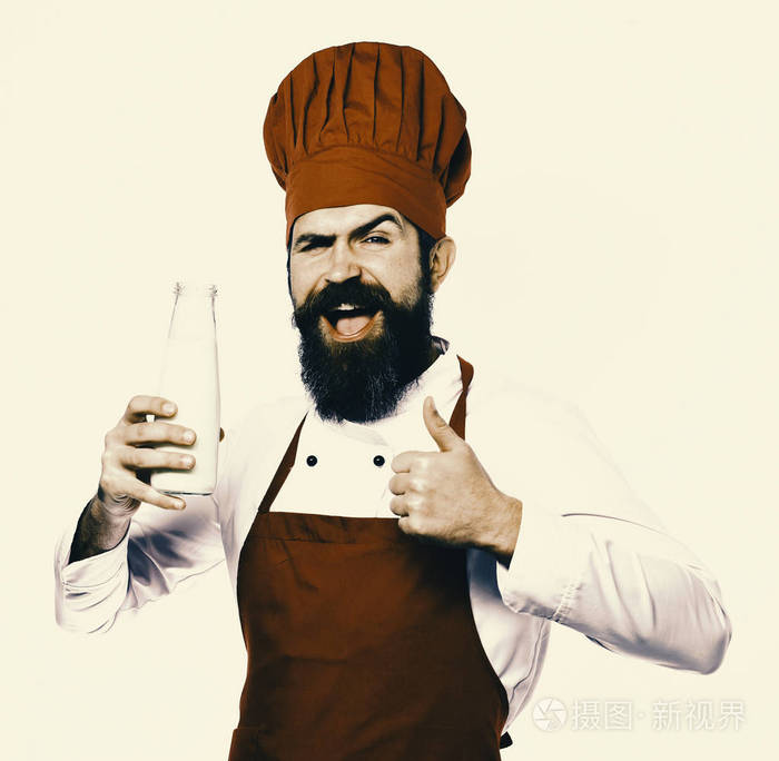 厨师与奶昔或酸奶显示竖起大拇指