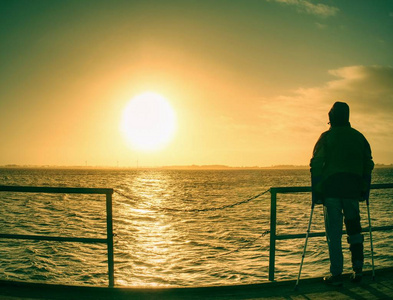 悲伤,孤独,忧郁的成年人阴郁,怀旧的剪影.照片