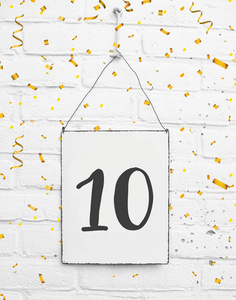 10岁生日贺卡文字用金色纸屑数字十个金属板白砖背景照片