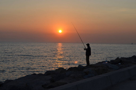 夕阳渔夫图片