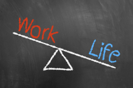 生活工作不平衡的概念粉笔画或黑板上的文字作为天平生活方式权衡比较