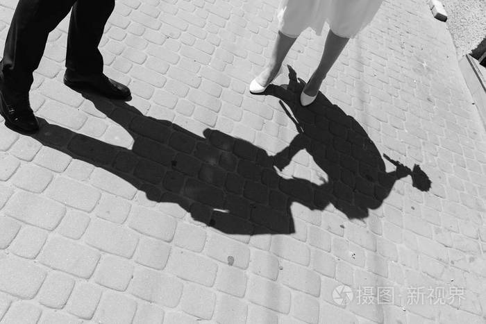 照片 亲吻新婚夫妇的阴影.婚礼情侣的倒影.亲吻新婚夫妇.