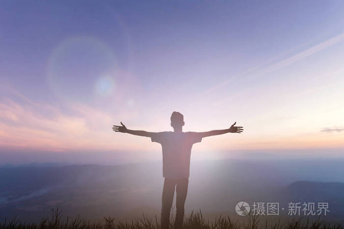 现在,一个人自信在巅峰,张开双臂,享受自然,阳光,概念,世界