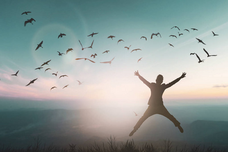 赞美一个人快乐的人跳上晨景.