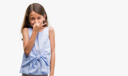 黑发西班牙女孩闻着一些臭味和令人恶心的难以忍受的气味屏住呼吸