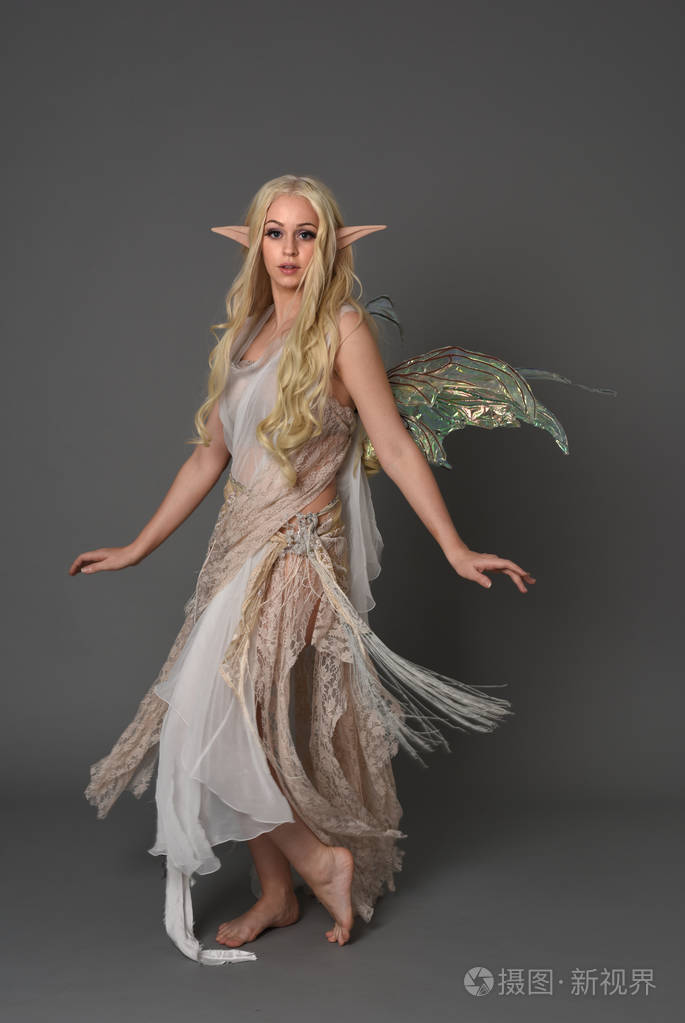 全长肖像金发女孩穿着幻想仙女服装站姿灰色工作室背景