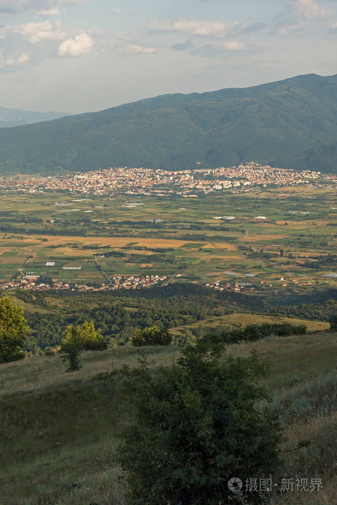 保加利亚奥格拉日登山和彼得里奇山谷布拉戈耶夫格勒地区的日落景观
