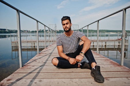 高大的男人英俊高大的阿拉伯胡须男模特穿着的衬衫在