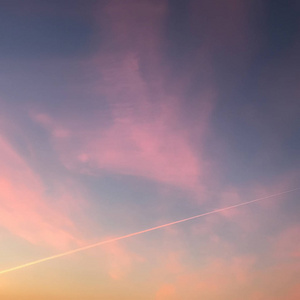 黄昏时戏剧性天空的彩色背景图片