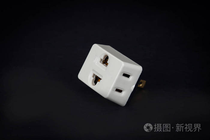 背景上家用电器的三通插头