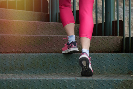 运动爬楼梯女运动员爬楼梯照片