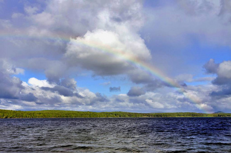 纷扰美丽的晨虹笼罩在纷扰的湖面上照片