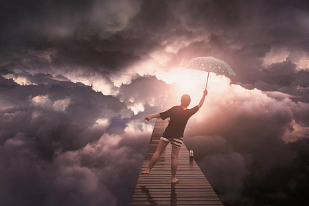 带着伞的女人在暴风雨中飞翔照片