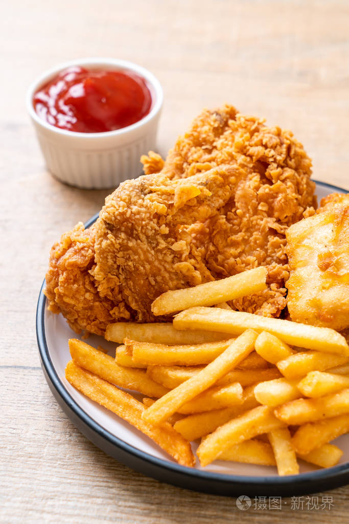 炸鸡配炸薯条和生料餐垃圾食品和不健康食品照片-正版商用图片1seelv-
