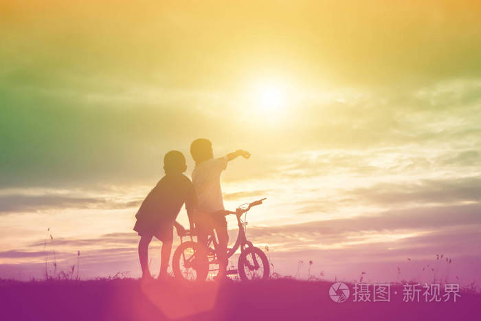 两个小男孩自行车剪影