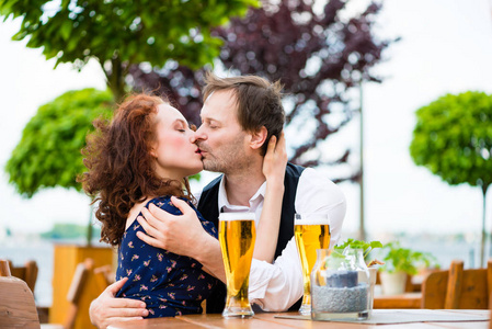 啤酒园男子接吻妇女图片