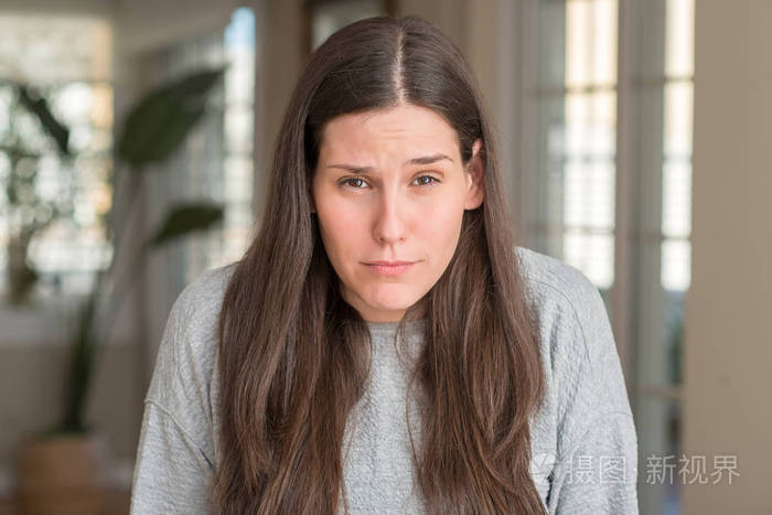 年轻漂亮的女人在家沮丧,担心痛苦,哭泣,愤怒和害怕. 悲伤的表情.