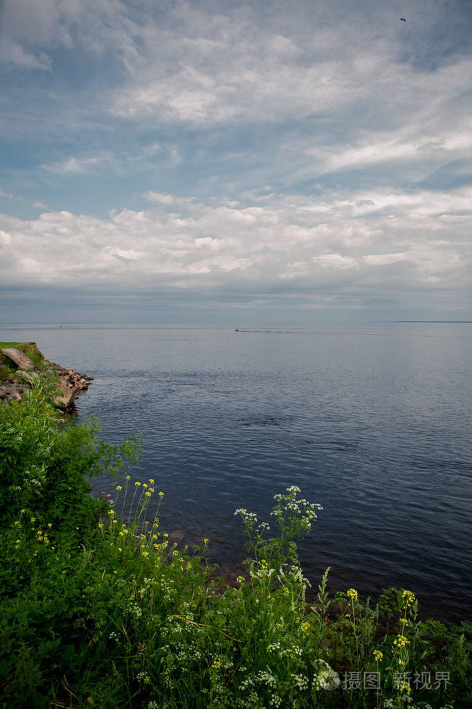 从岸上看到美丽的景色从岸边看风景