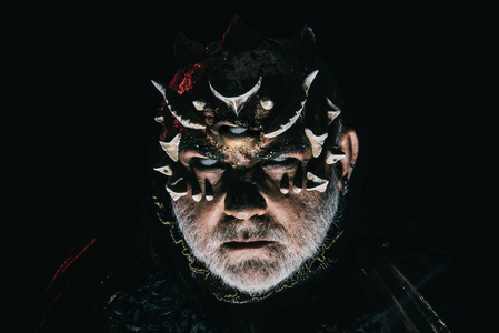 邪恶的生物与脸上的荆棘和龙皮肤黑色背景.