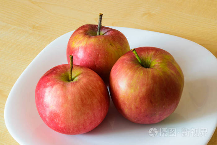 苹果水果放在桌上的盘子上