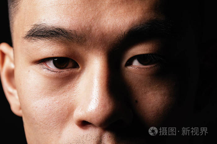 一个亚洲男人眼睛的近距离细节亚洲人概念