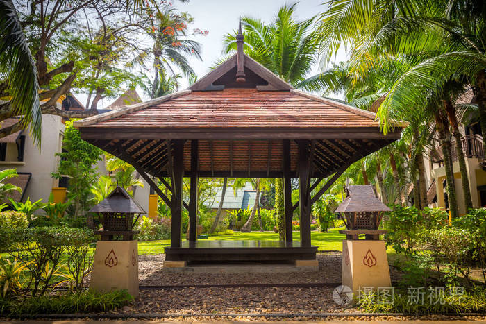 在泰国热带自然美丽的木凉亭