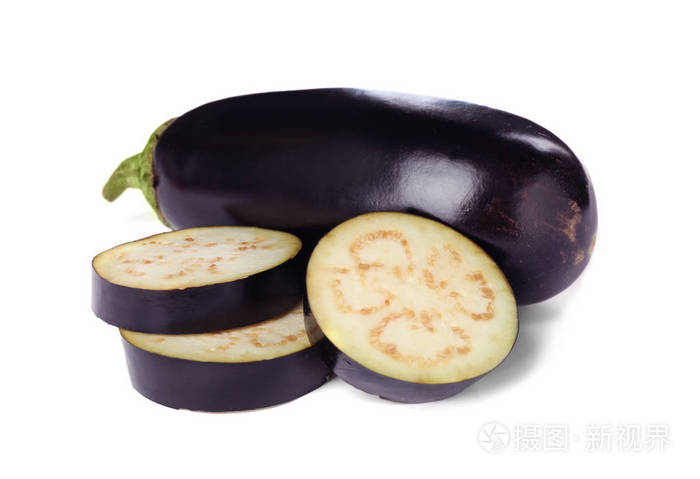 美味的生熟茄子白色背景