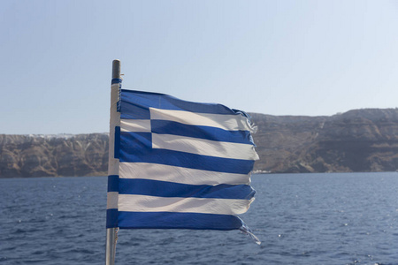 天空蓝白被希腊正式承认为基于九条等水平条纹的国家符号之一.
