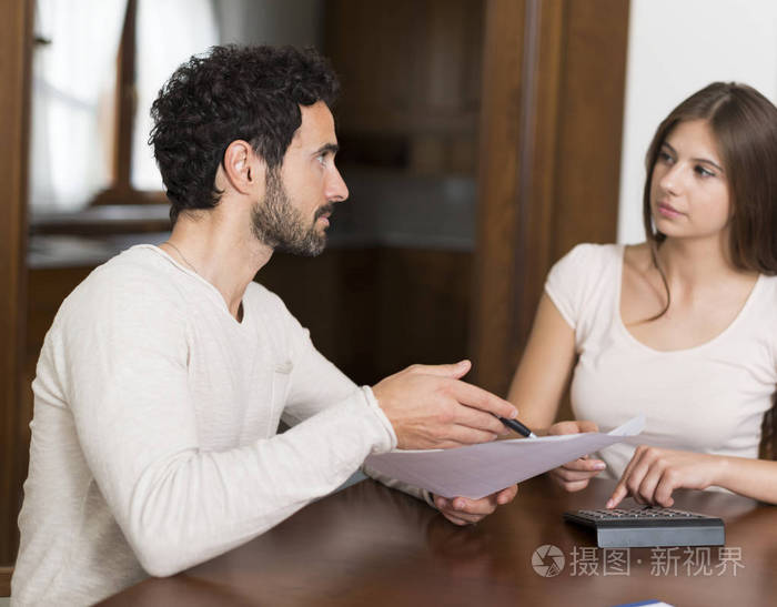一对夫妇在家做会计时交谈