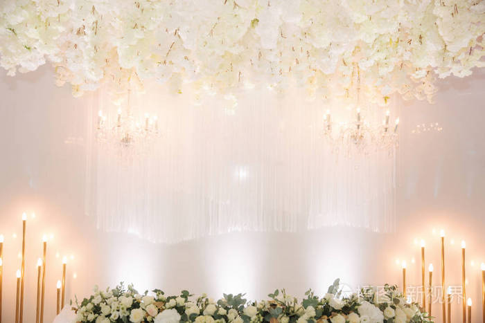 饭店婚礼上的花卉装饰