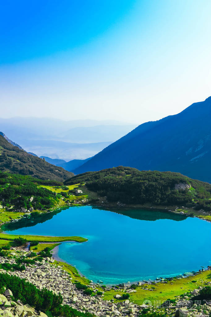 高山上令人惊叹的高山湖泊美丽的峡山河流徒步风景夏季