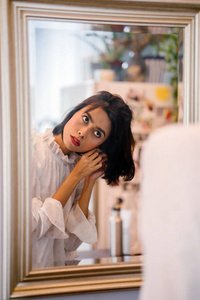 出门准备一位年轻而有魅力的马来穆斯林妇女在早上准备出门上班时,在