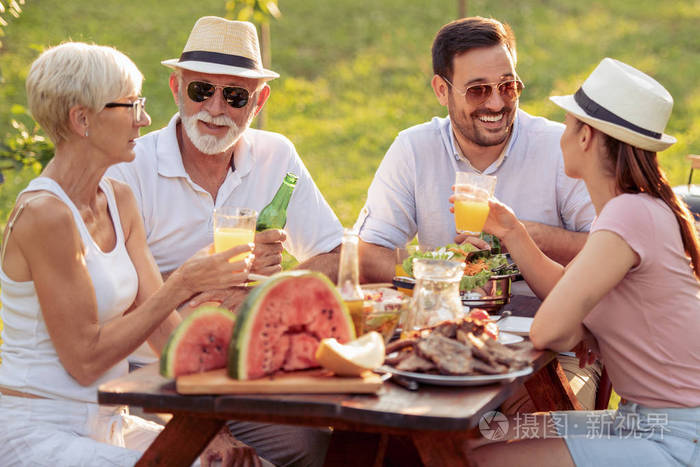 快乐的大家庭在夏季花园聚会上吃午饭人食爱和幸福的观念