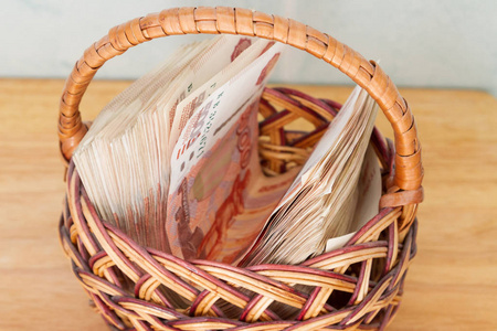在篮子里的钱许多面值五千卢布的俄罗斯货币都在篮子里照片