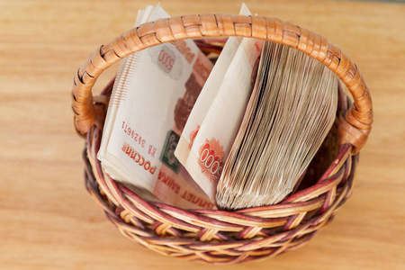 在篮子里的钱许多面值五千卢布的俄罗斯货币都在篮子里照片