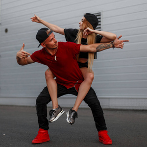 帅哥酒吧跳舞图片