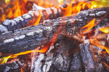 燃烧的木头. 背景. 火和煤.照片
