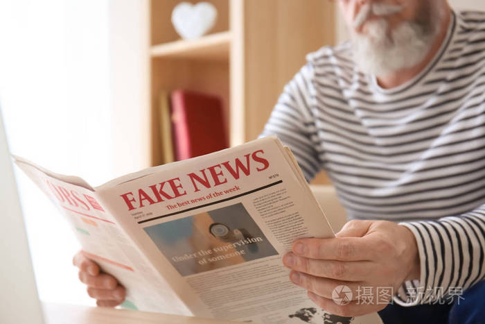 老人在家看报纸