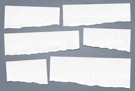 白色的音符, 笔记本纸碎片与撕裂的边缘和污点粘在深蓝色破烂的背景.