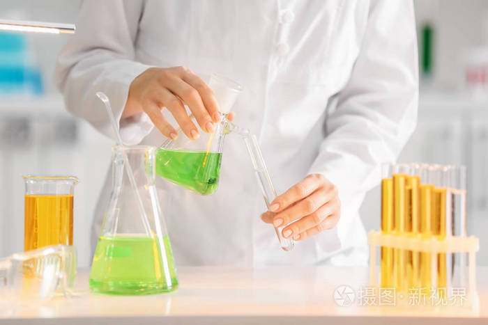 科学家将彩色液体倒入实验室试管