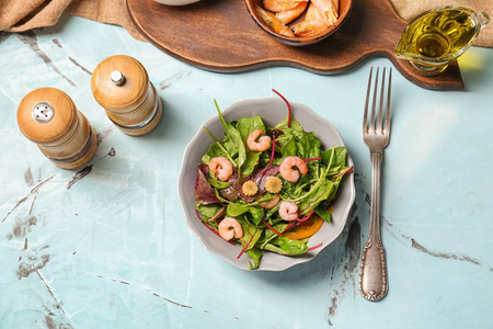 美味的沙拉和虾和蔬菜放在碗里图片