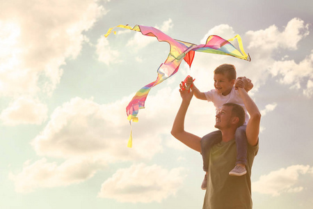 快乐的父子在户外放风筝图片