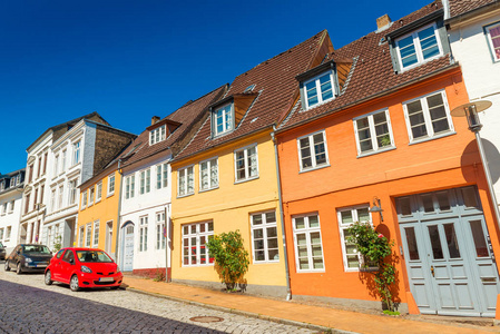 传统德国丹麦风格的彩色历史房屋. 德国弗伦斯堡照片